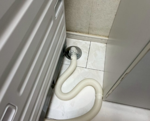 防臭排水トラップ金物を設置し、洗濯機排水ホースを確実に接続した施工完了後の状態|異臭・漏水対策を実現した清潔な床まわり