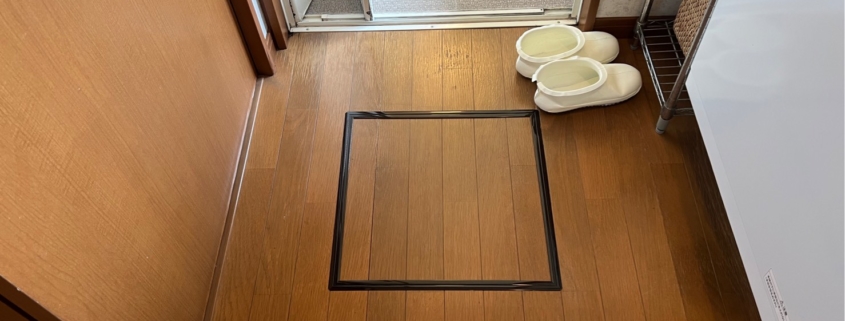 床下点検口を新設した施工後の様子｜フローリングに馴染む仕上がり