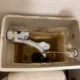 新品のボールタップを取り付けた後のトイレタンク内部。止水不良を解消した施工後の状態