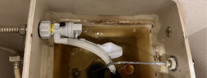 新品のボールタップを取り付けた後のトイレタンク内部。止水不良を解消した施工後の状態