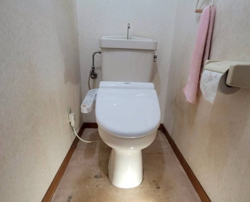 排水フランジ交換後のトイレ設置完了状態｜漏水確認済み