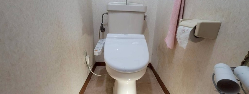 排水フランジ交換後のトイレ設置完了状態｜漏水確認済み