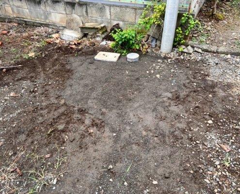 排水枡交換工事完了後に整地された屋外地盤の状態