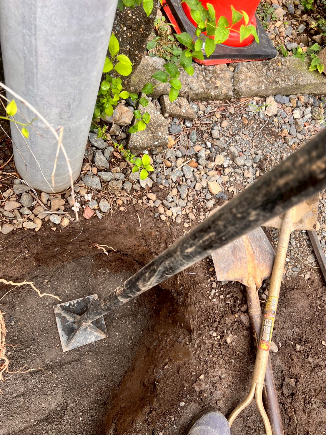 埋め戻し作業と地盤整地の様子