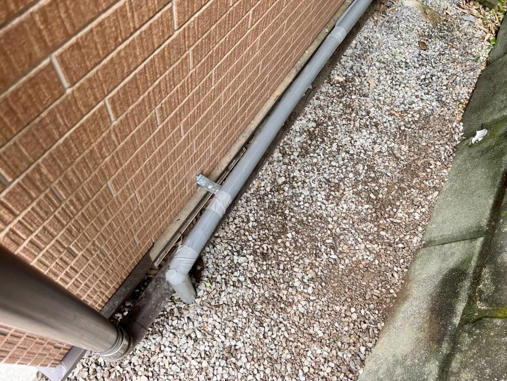 トイレ設備へ新規給水管を接続した施工後の状態