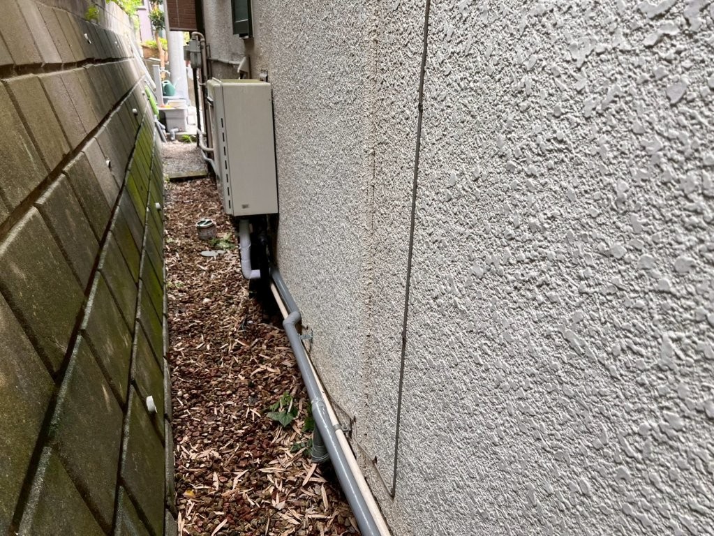 洗面台下へ新規給水配管を接続した状態