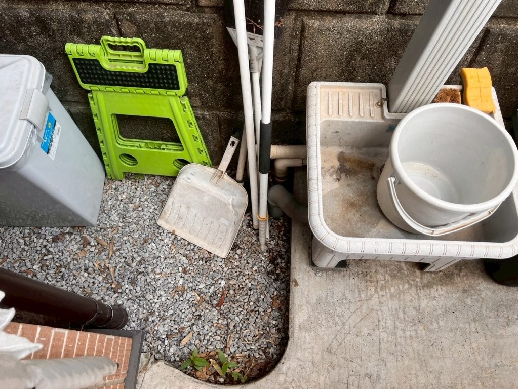 埼玉県朝霞市の戸建て住宅における屋外散水設備付近の既存給水配管状況