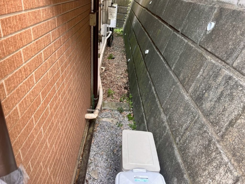 住宅外周の狭小部に敷設された既存給水配管の状況