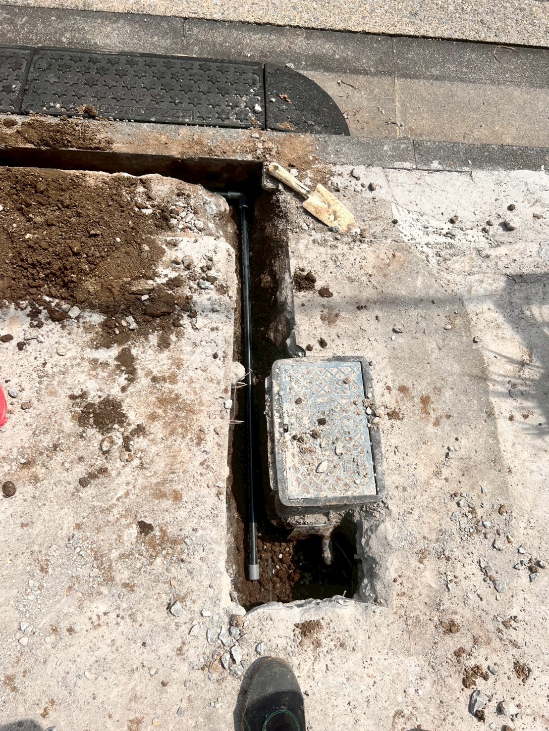 前面側コンクリート土間を掘削して給水配管ルートを確認している様子