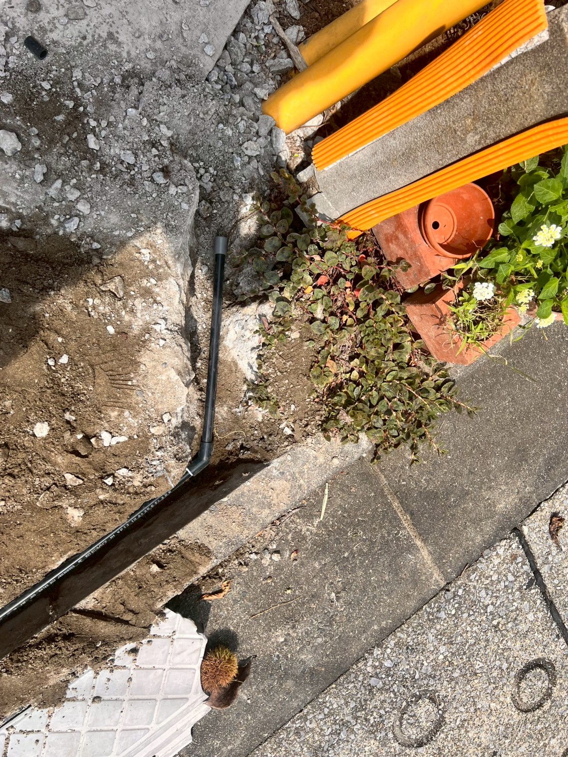 前面側で新規給水配管ルートを施工している様子