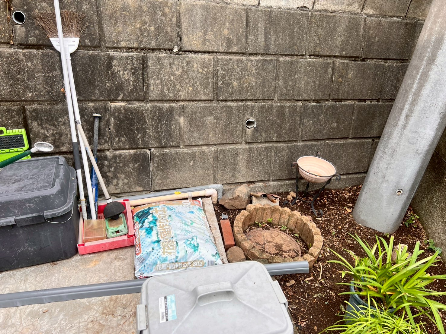 散水設備付近で新規給水配管を立ち上げた施工中の状態