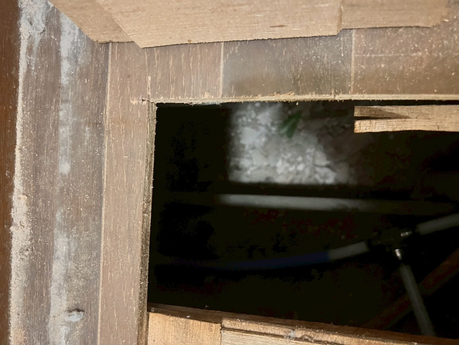 既存トイレ撤去後の床開口部と配管確認状況