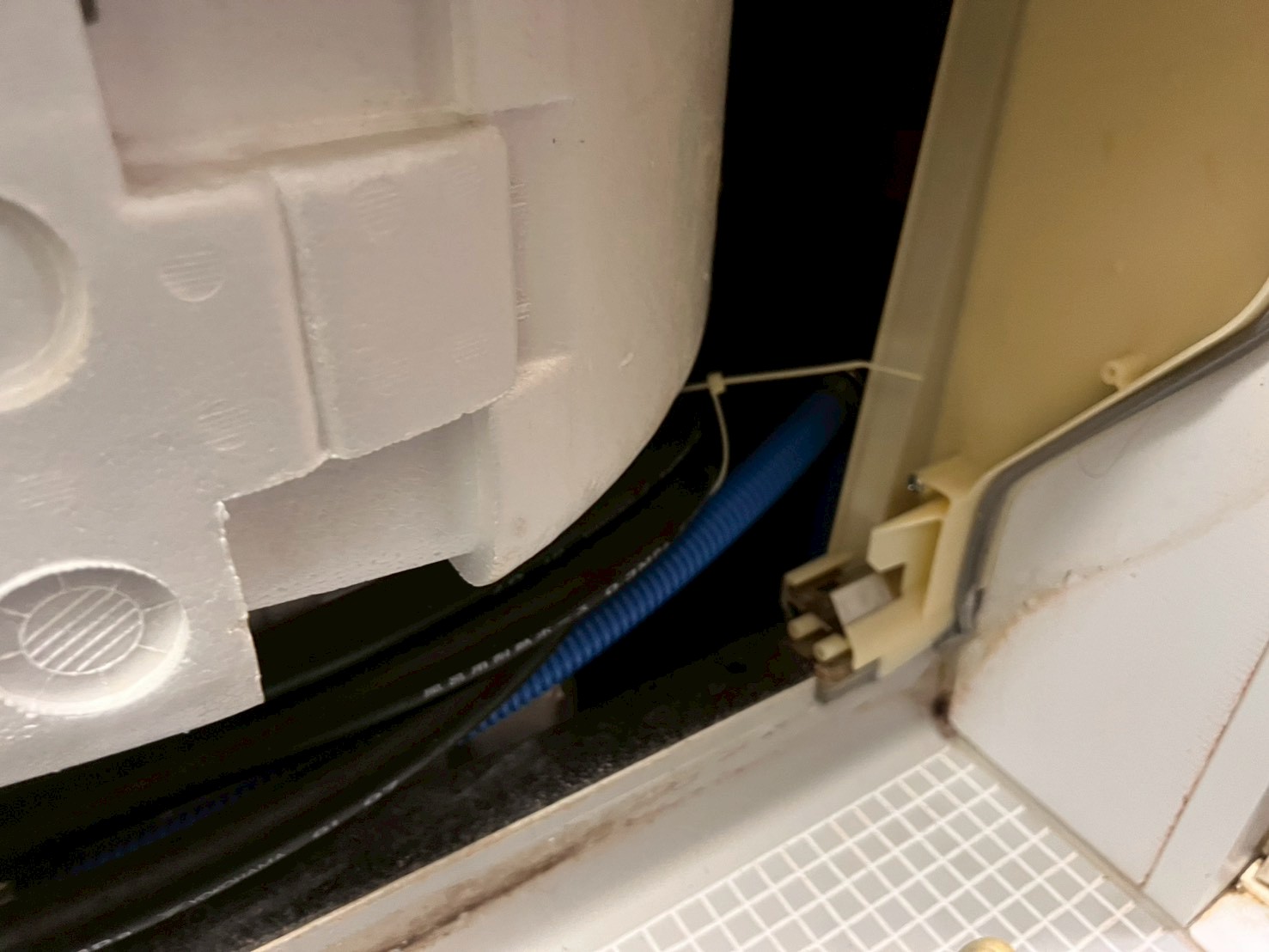 床下側の配管ルート確認状況