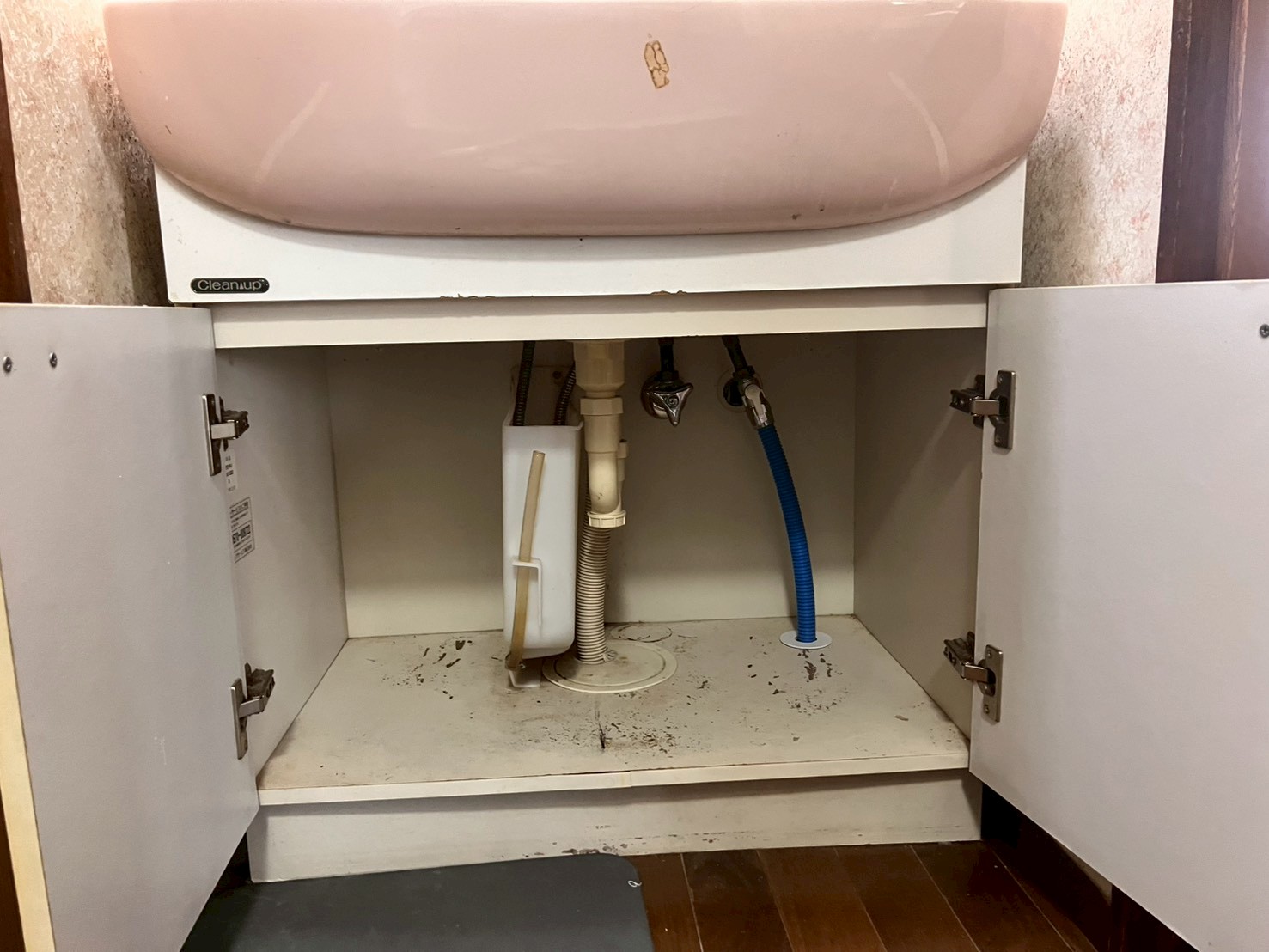 洗面台下の配管更新作業中の状況