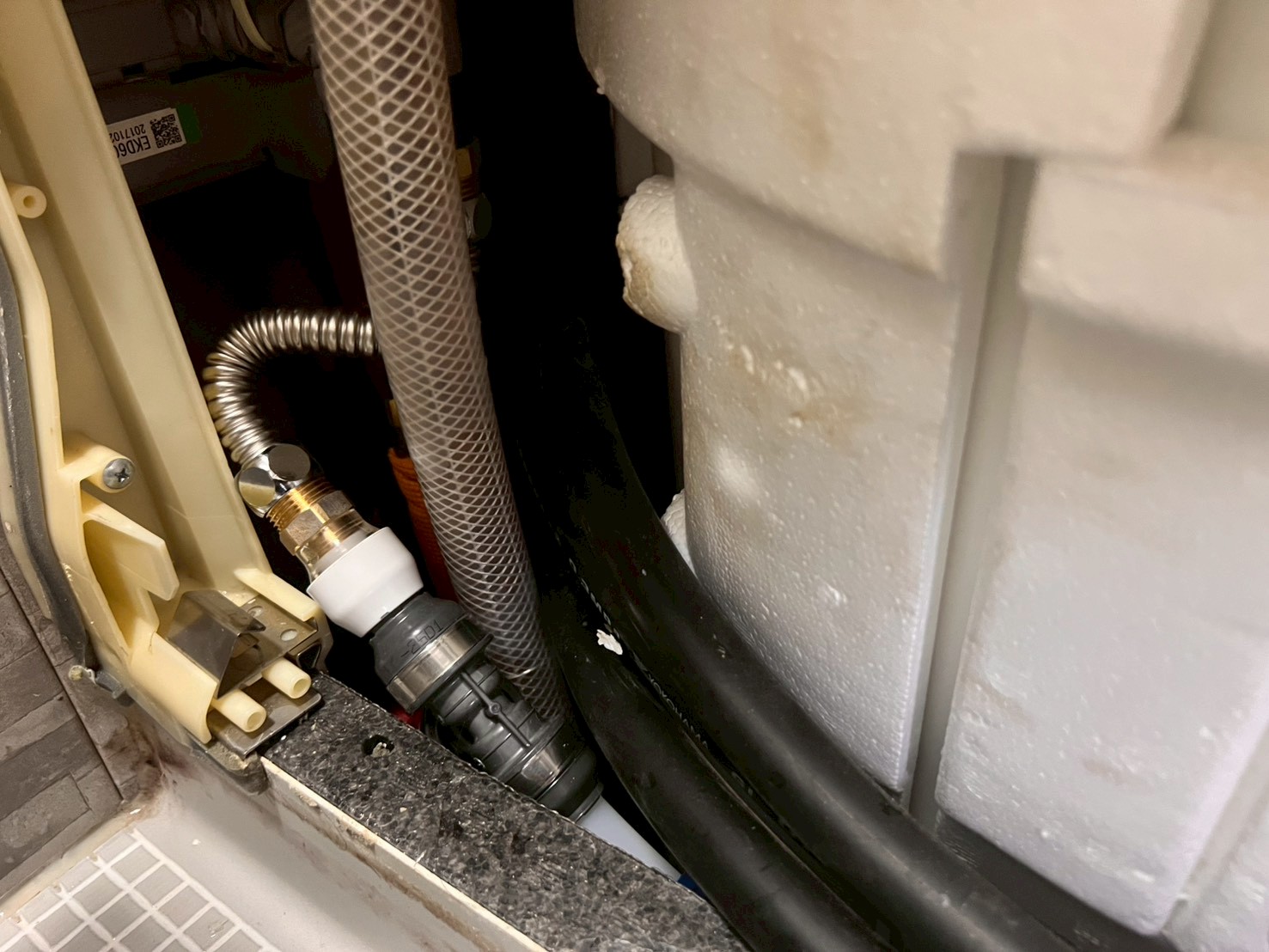 設備内部から確認した新規給水接続部の施工状況