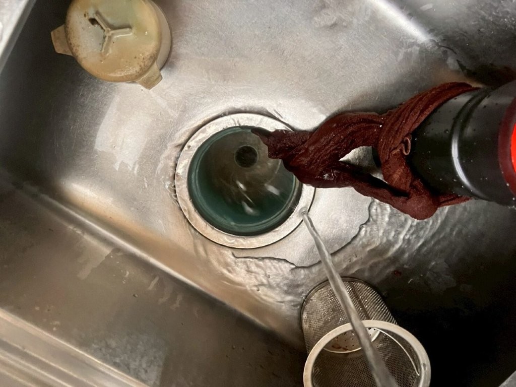 キッチンシンクの排水詰まりが改善し水がスムーズに流れている施工後の状態