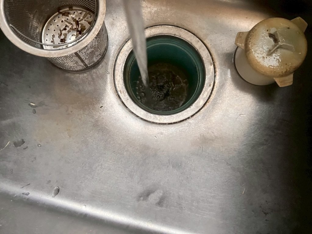 埼玉県坂戸市の飲食店キッチンシンクで排水不良が発生している施工前の状態