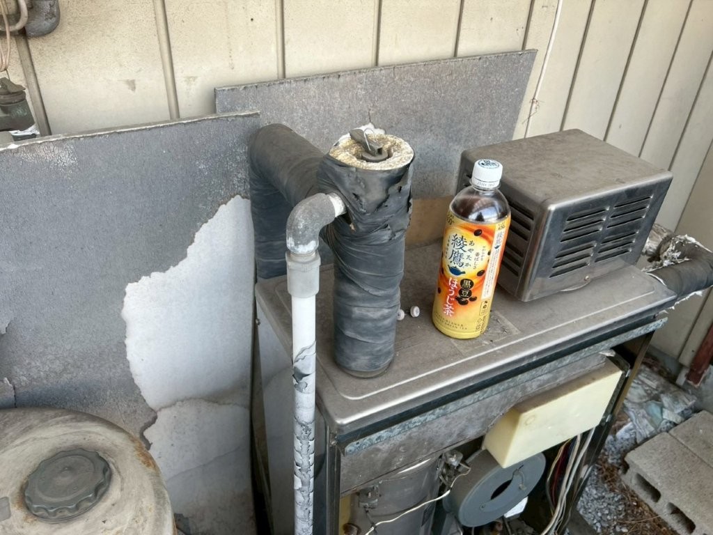 埼玉県比企郡小川町の戸建て住宅における既存灯油ボイラー配管まわりの状態