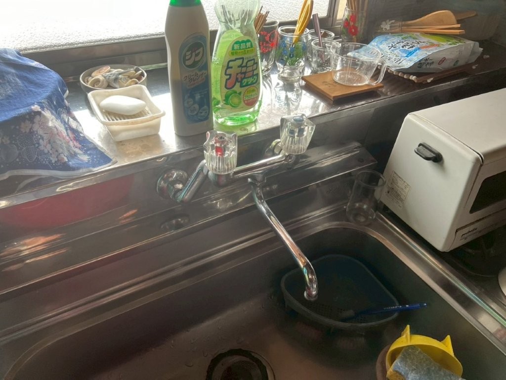 既存キッチン水栓の状態を確認している施工前写真